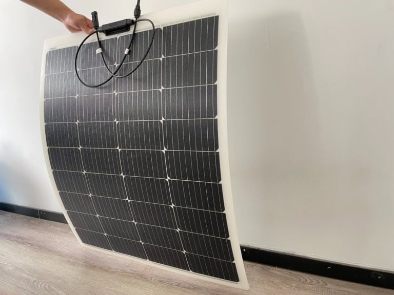 Om care tine in mana un panou de tipul Panouri Fotovoltaice Felxibile