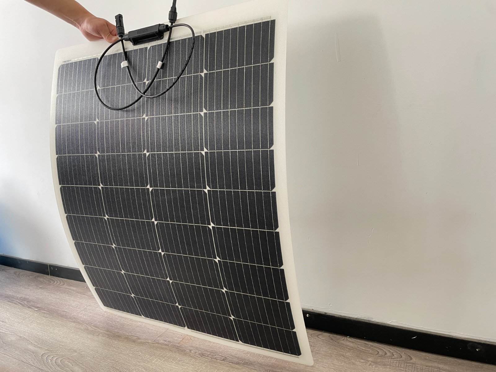 Om care tine in mana un panou de tipul Panouri Fotovoltaice Felxibile